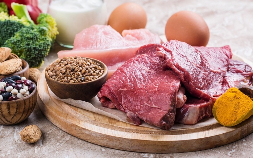 Ăn quá nhiều protein trong chế độ ăn uống sẽ làm tăng gánh nặng cho thận.