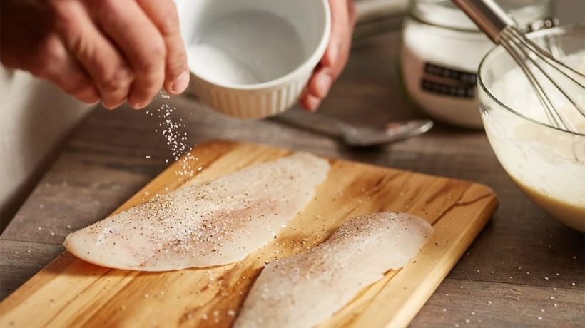 Ăn thực phẩm nhiều muối lâu ngày làm gia tăng hàm lượng natri trong máu.