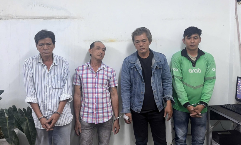 Nhóm tài xế hỗn chiến trước cổng Bệnh viện quận Bình Thạnh bị bắt khẩn cấp. Ảnh: Dân Trí