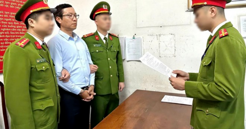 Tống đạt các quyết định tố tụng đối với Hoàng Anh Đức, nguyên Tổng Giám đốc Công ty Cổ phần Xi măng Hạ Long. (Ảnh: Công an Quảng Ninh)