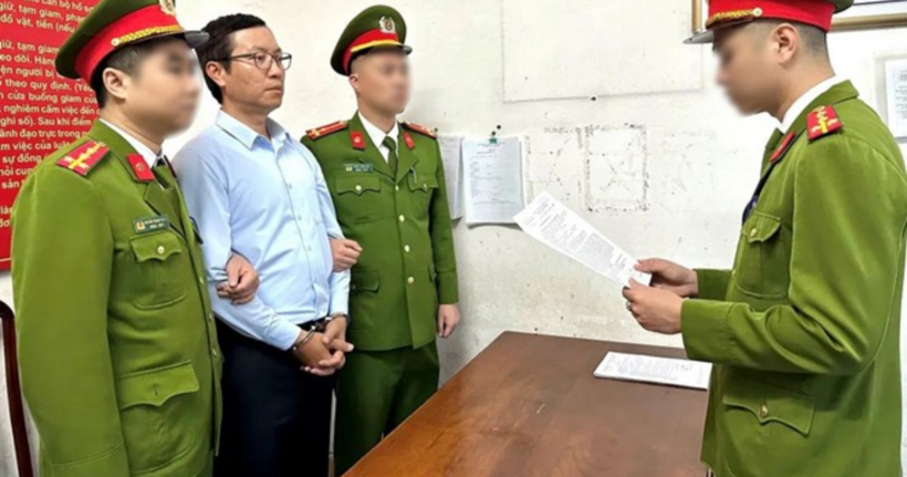 Tống đạt các quyết định tố tụng đối với Hoàng Anh Đức, nguyên Tổng Giám đốc Công ty Cổ phần Xi măng Hạ Long. (Ảnh: Công an Quảng Ninh)