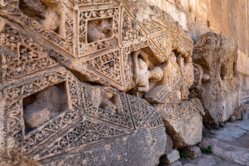 Có nhiều giả thuyết về quá trình xây dựng Baalbek, từ việc sử dụng công nghệ tiên tiến của con người đến các giả thuyết liên quan đến người ngoài hành tinh hoặc các siêu văn minh cổ đại. Ngoài là một ngôi đền, Baalbek cũng có thể là một đài quan sát thiên văn, sử dụng các cấu trúc đá để quan sát các hiện tượng thiên văn và dự đoán chúng.