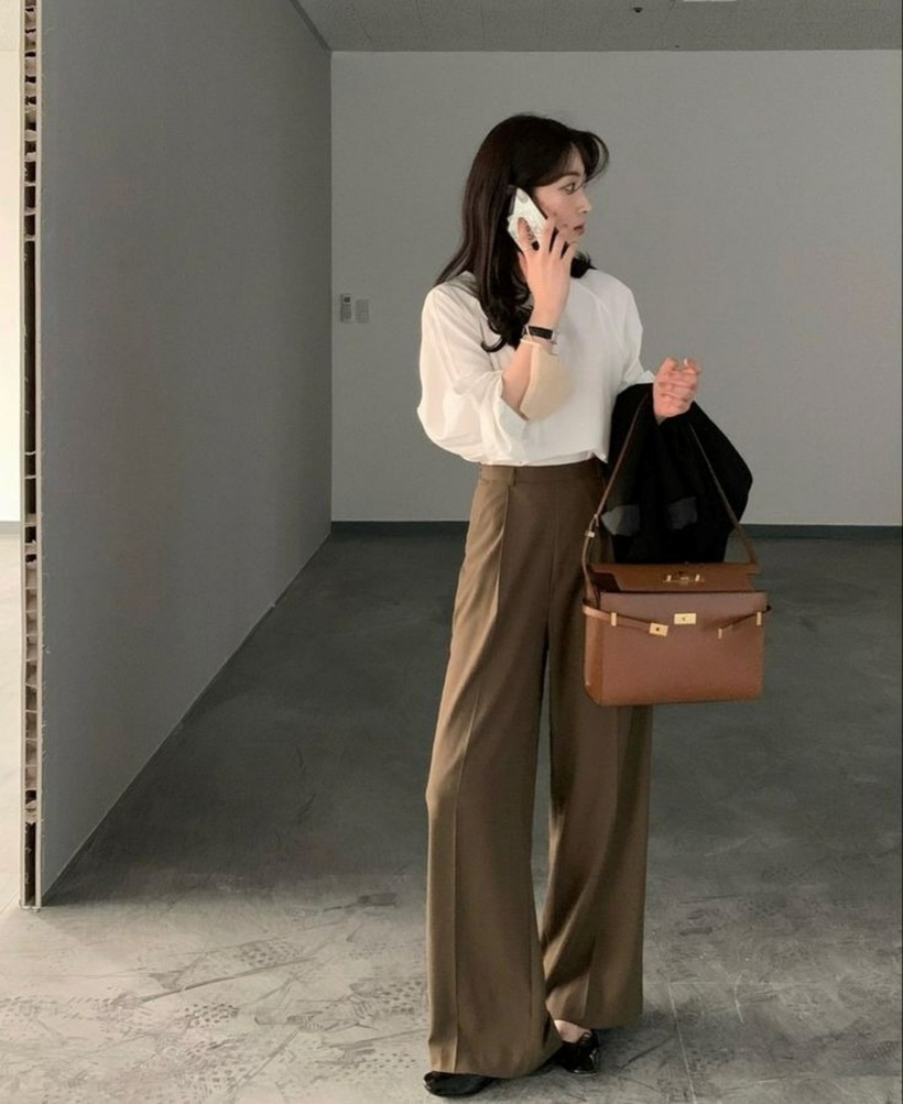 Kết hợp áo somi và quần âu cạp cao là kiểu phối "kinh điển" giúp tôn dáng hiệu quả. Ảnh minh họa.