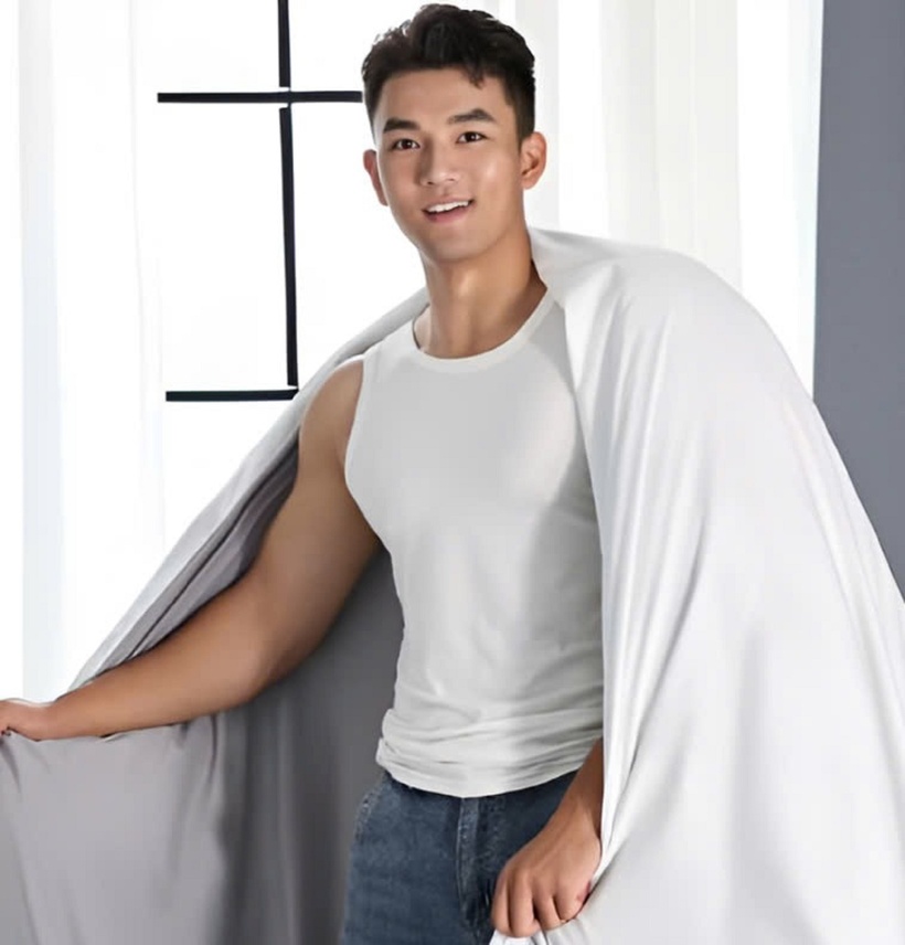 Người mẫu Dương Trạch Kỳ bị lừa theo hình thức tương tự Vương Tinh. Ảnh: Weibo.
