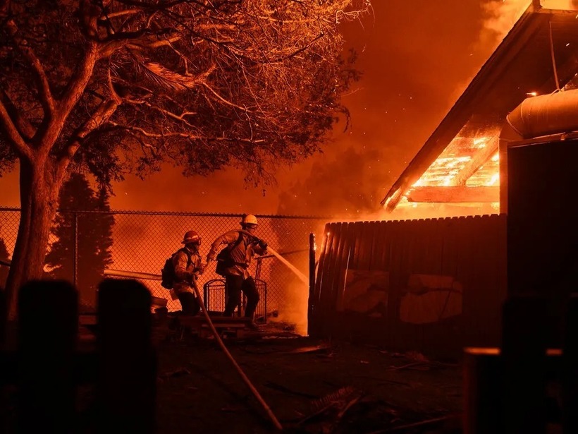 Lính cứu hỏa cố gắng dập tắt đám cháy ở Nhà thờ Presbyterian, Pacific Palisades, Los Angeles. Ảnh: NY Times