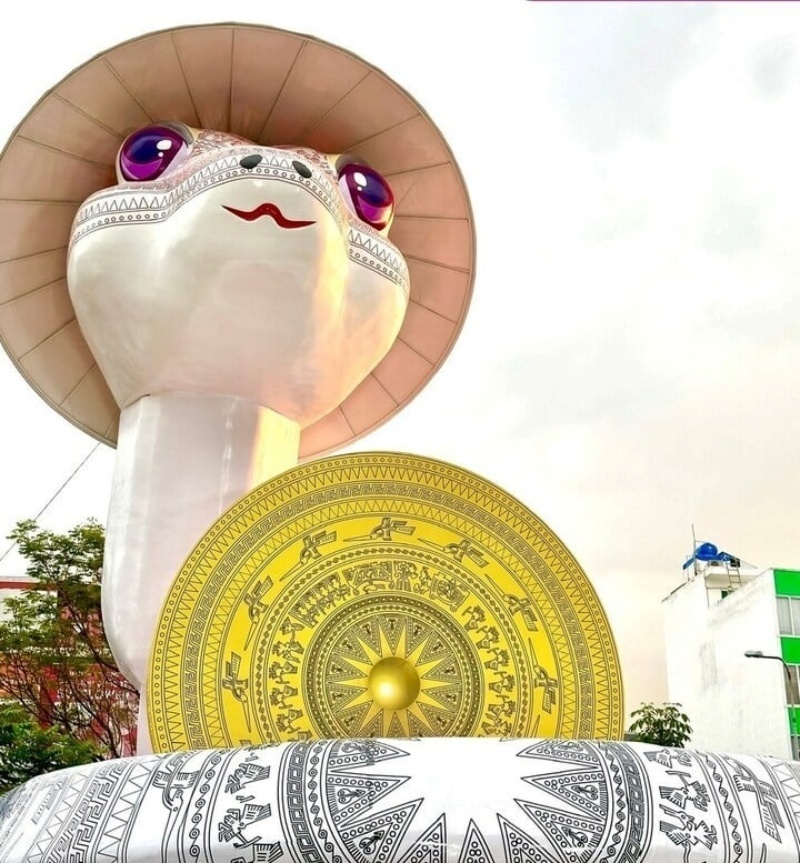 Linh vật rắn mang một vẻ ngây ngô đáng yêu khiến bất cứ ai cũng thấy thiện cảm. Ảnh: VTC News.