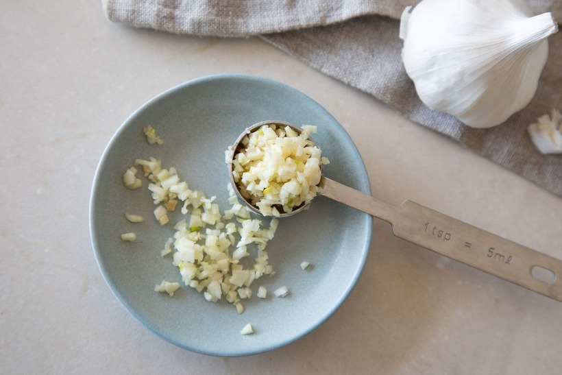 Tỏi có tác dụng giảm huyết áp do giảm độ nhớt của máu.