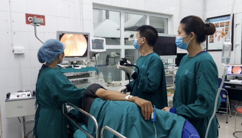 Người đàn ông đến viện sau 3 ngày hóc xương gà nhưng chủ quan. Ảnh: BVCC