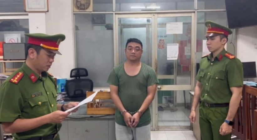 Công an đọc lệnh khởi tố Nguyễn Phước Pháp. Ảnh: Công An Nhân Dân