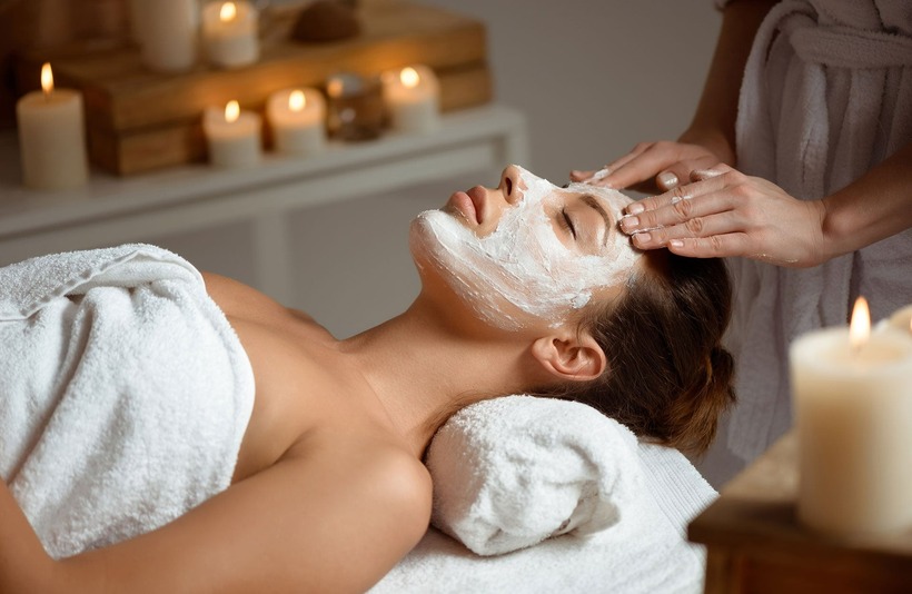 Nghề chăm sóc sắc đẹp giúp cải thiện và duy trì vẻ đẹp ngoại hình của tất cả mọi người.