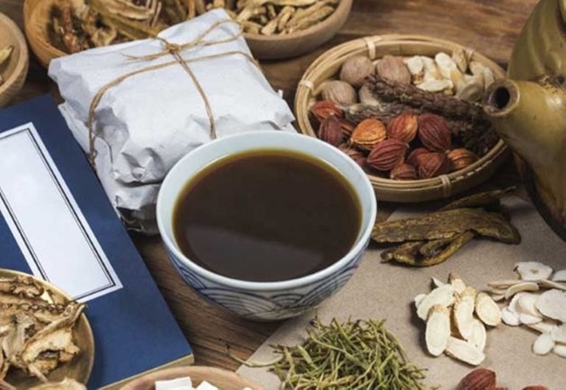 Thuốc sắc Đông y là một phương pháp điều trị bệnh bằng cách sử dụng các loại thảo dược tự nhiên, được sắc lấy nước để uống. Đây là một phần không thể thiếu trong y học cổ truyền Việt Nam, mang đến nhiều lợi ích cho sức khỏe.