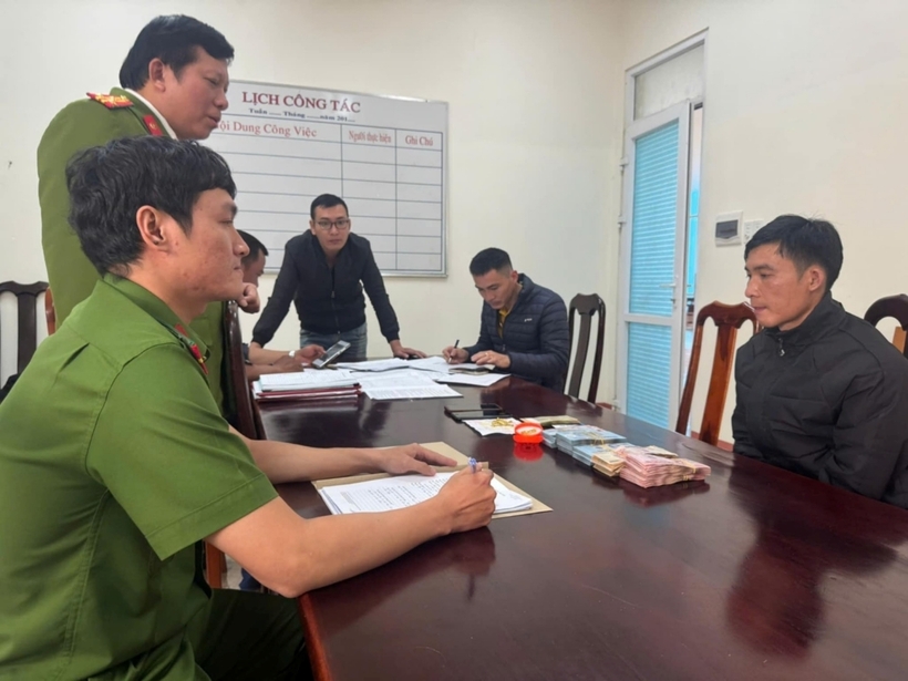 Công an huyện Ea HLeo lấy lời khai đối tượng. Ảnh: Đại Đoàn Kết