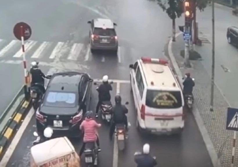 Vượt đèn đỏ nhường đường xe ưu tiên được xác định là hành vi vi phạm trong tình thế cấp thiết thì sẽ không bị xử phạt. Ảnh minh họa