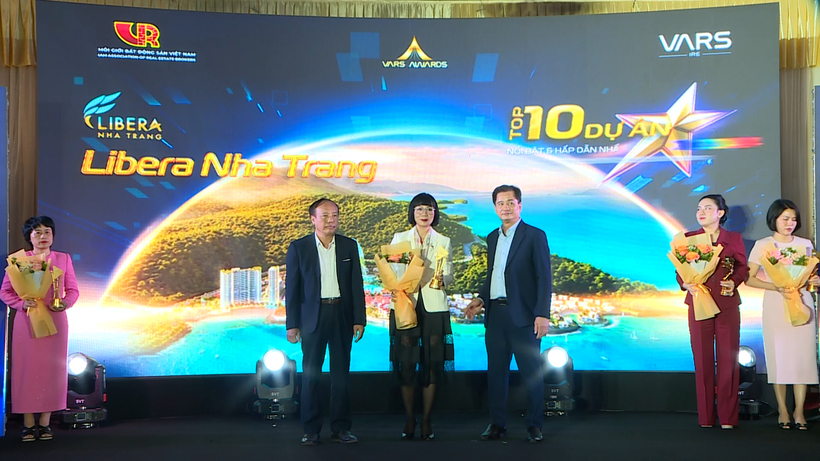 Bà Phạm Tú Cầu – Phó Tổng giám đốc phụ trách khối chiến lược kinh doanh, Tập đoàn KDI Holdings đại diện nhận giải Top 10 Dự án Bất động sản Nổi bật 2024 cho Đô thị biển Libera Nha Trang