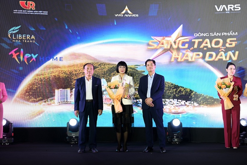 Bà Phạm Tú Cầu – Phó Tổng giám đốc phụ trách khối chiến lược kinh doanh, Tập đoàn KDI Holdings đại diện nhận giải Dòng sản phẩm Sáng tạo và Hấp dẫn cho căn hộ biển Flex Home