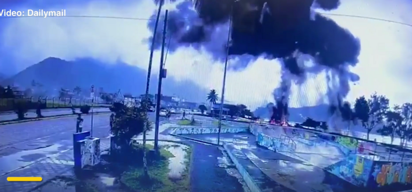 Khói đen bốc lên sau vụ việc. Ảnh chụp từ clip