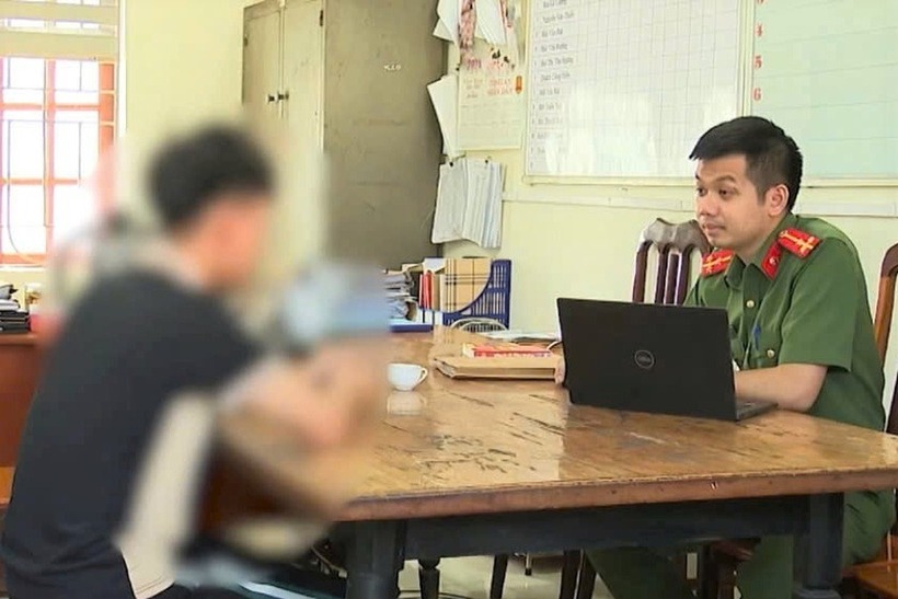 Lực lượng công an lấy lời khai đối tượng Hồ Tiểu Bảo. Ảnh: Dân trí
