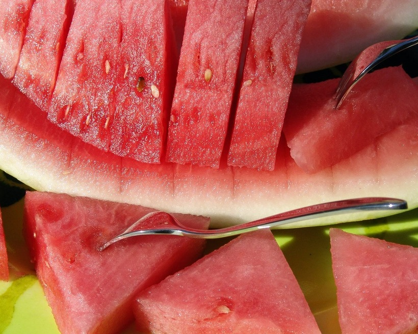 Lycopene trong dưa hấu có thể giúp bảo vệ mắt khỏi tác hại của ánh nắng mặt trời.