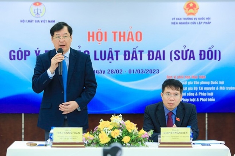 TS. Trần Công Phàn - Phó Bí thư Đảng đoàn, Phó Chủ tịch, Tổng thư ký Hội Luật gia Việt Nam chủ trì hội thảo góp ý Luật đất đai sửa đổi.