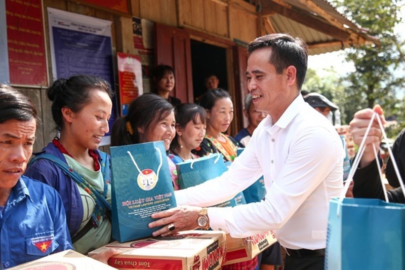 Ủy viên Đảng Đoàn, Bí thư Đảng Ủy, Phó Chủ tịch Hội Luật gia Việt Nam Trần Đức Long kết hợp tác công tuyên truyền, phổ biến giáo dục pháp luật và trao quà cho bà con tại xã Tả Ngảo, huyện Sìn Hồ, tỉnh Lai Châu.