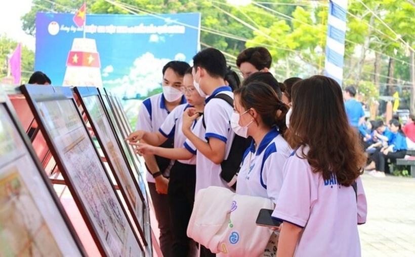 Tuần lễ trưng bày ảnh “Luật gia Việt Nam với biển đảo quê hương” thu hút sự quan tâm của đông đảo người dân, đặc biệt là giới trẻ.