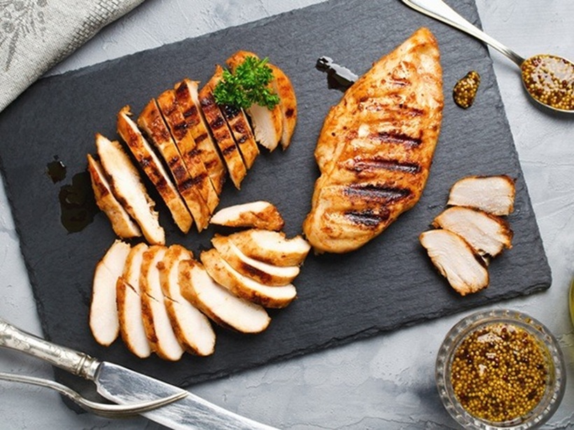 Lựa chọn ăn ức gà hay đùi gà phụ thuộc vào nhu cầu và mục tiêu của mỗi người.