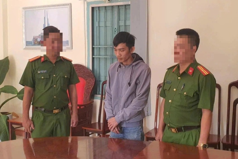 Công an đọc lệnh bắt tạm giam Phạm Kiều Hưng. (Ảnh: Dân trí)