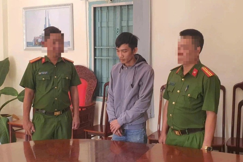 Công an đọc lệnh bắt tạm giam Phạm Kiều Hưng. (Ảnh: Dân trí)
