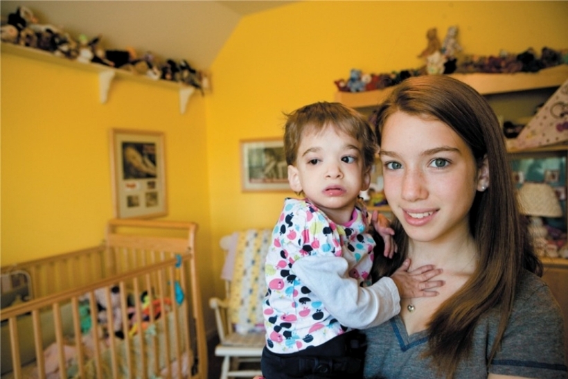 Brooke bên cạnh người thân.