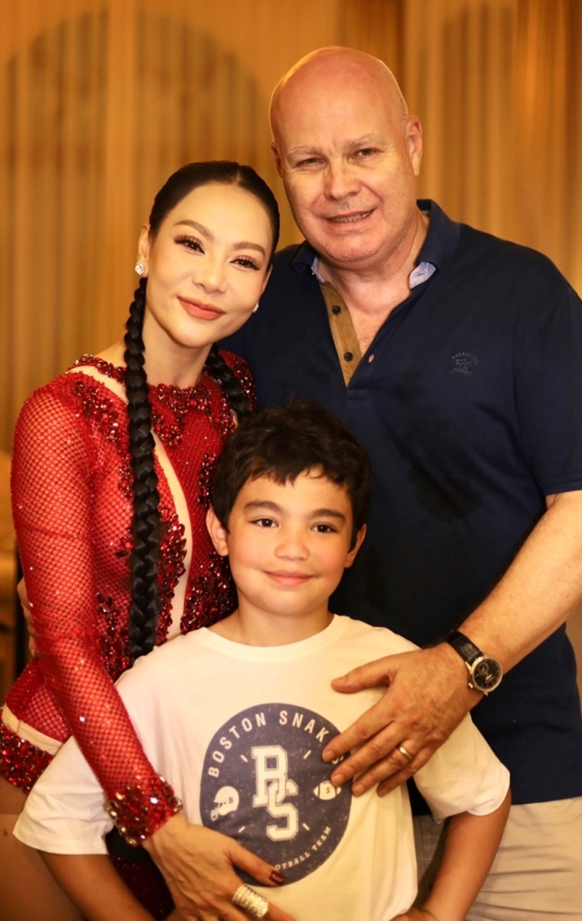 Thu Minh bên gia đình.