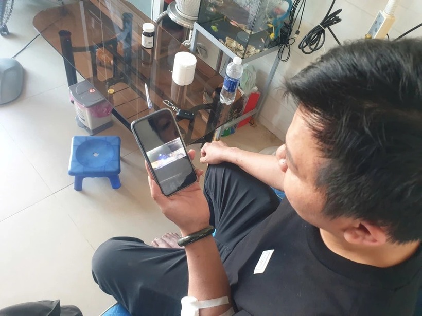 Anh L. bị đánh chảy máu tay trái và nhiều thương tích trên phần đầu. Ảnh: Pháp luật TP.HCM