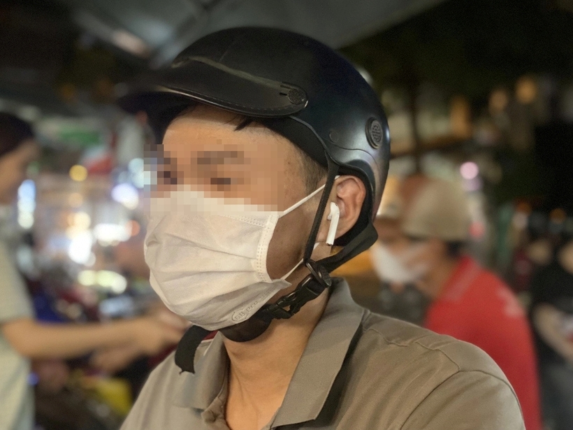 Người lái xe máy không được dùng thiết bị âm thanh, trừ thiết bị trợ thính khi điều khiển xe. Ảnh minh họa: Tuổi Trẻ Online