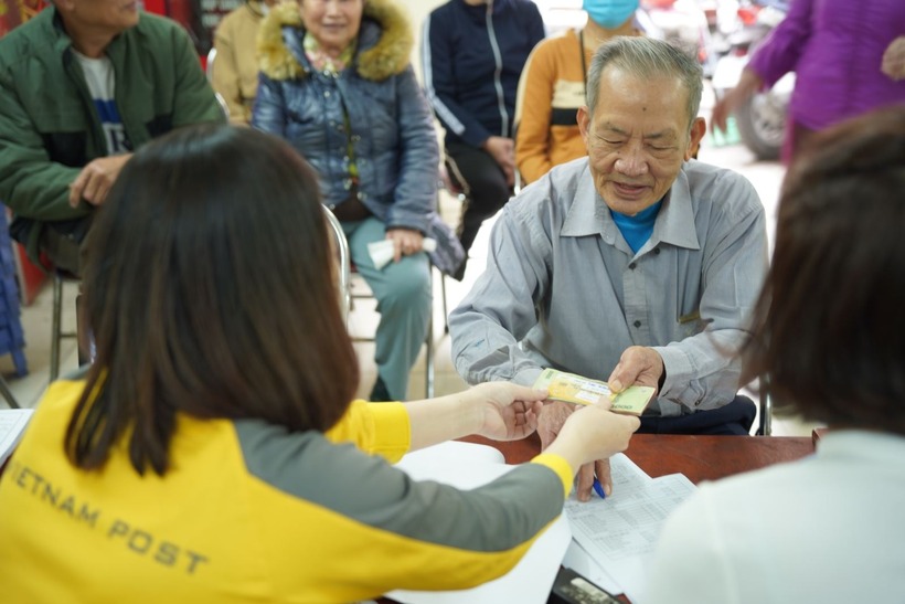 Chi trả lương hưu cho người hưởng. (Ảnh: TXVN)