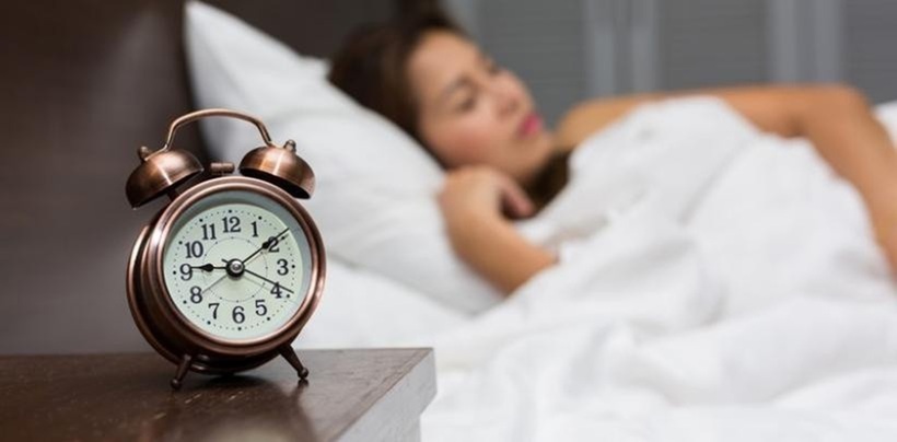 Hãy đảm bảo phòng ngủ được cách âm tốt, hạn chế ánh sáng và các thiết bị điện tử gây xao nhãng. Một chiếc giường êm ái, gối thoải mái và chăn ấm áp cũng sẽ giúp bạn dễ dàng chìm vào giấc ngủ.