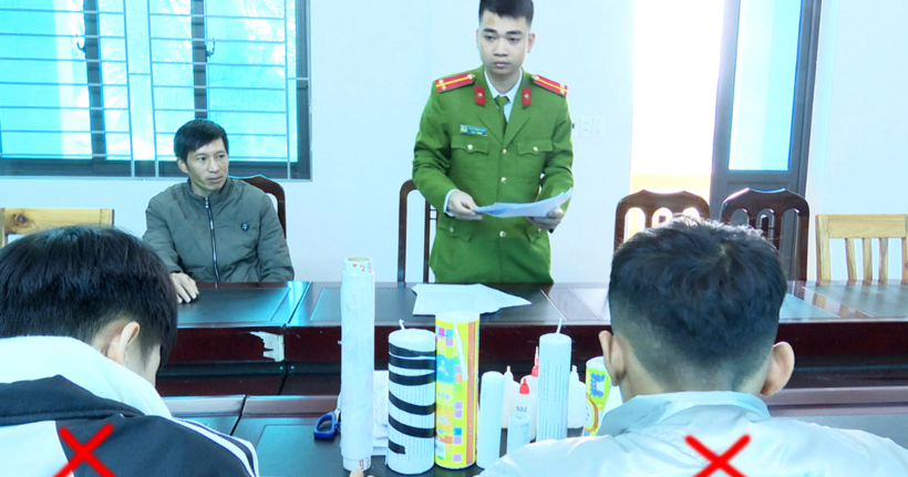 Cán bộ Công an huyện Tam Đường tuyên truyền các quy định của pháp luật về hành vi sản xuất, buôn bán, vận chuyển pháo nổ là vi phạm pháp luật. (Ảnh: Công an tỉnh Lai Châu)