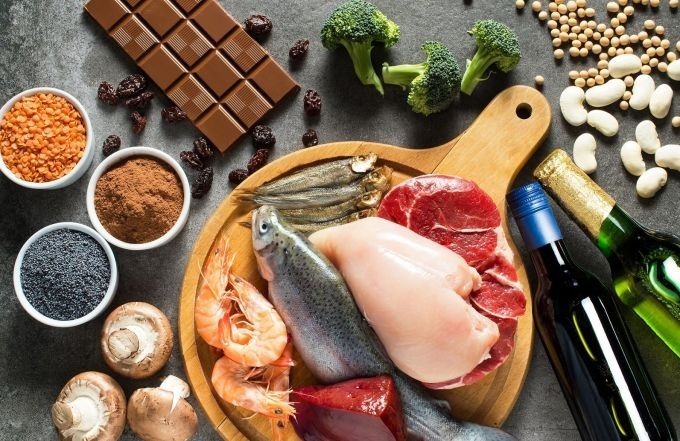 Chế độ ăn uống đóng vai trò quan trọng trong việc kiểm soát các tình trạng đau đầu gối và axit uric cao.