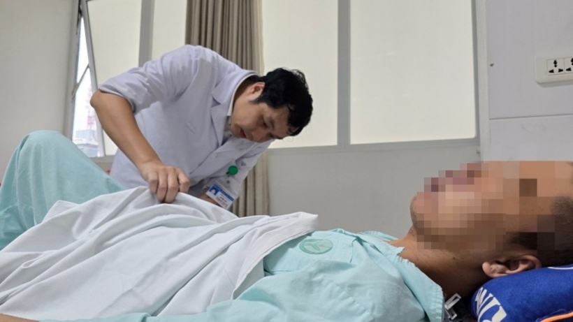 Bác sĩ CKII Lê Nhật Huy - Phó Giám đốc Trung tâm Đại trực tràng - Tầng sinh môn, Bệnh viện Việt Đức thăm khám cho bệnh nhân. Ảnh: Công An Nhân Dân
