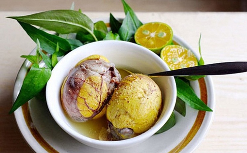 Việc ăn nhiều trứng vịt lộn có thể làm tăng mức cholesterol xấu trong máu, dẫn đến xơ vữa động mạch và tăng nguy cơ đột quỵ. Ảnh minh họa