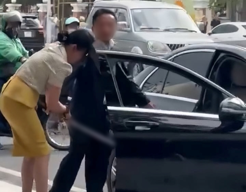Hình ảnh người đàn ông cầm hung khí đe dọa nhân viên môi trường đô thị tại Nha Trang. Ảnh: VTC News
