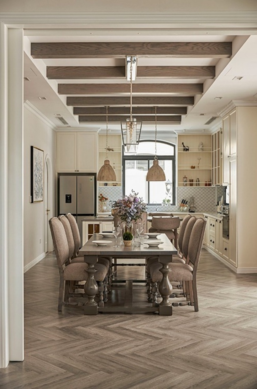 Ở bên trong, phần trần nhà được ốp các song gỗ lớn màu xám.