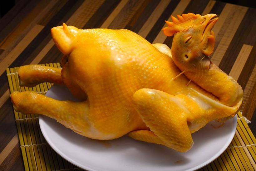 Thời điểm cho gà vào nồi hợp lý nhất là khi nước còn lạnh, nếu đợi nước sôi mới cho vào thì da sẽ rách mà thịt không kịp chín. Ảnh minh họa.