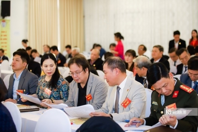 Các đại biểu tham dự Đại hội nghiên cứu danh sách những nhân sự được giới thiệu vào Ban Chấp hành khoá XIV.