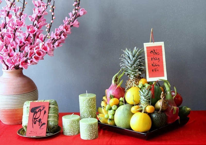 Mâm ngũ quả thường gồm năm loại hoa quả khác nhau được bày biện trên ban thờ tổ tiên vào dịp Tết Nguyên Đán