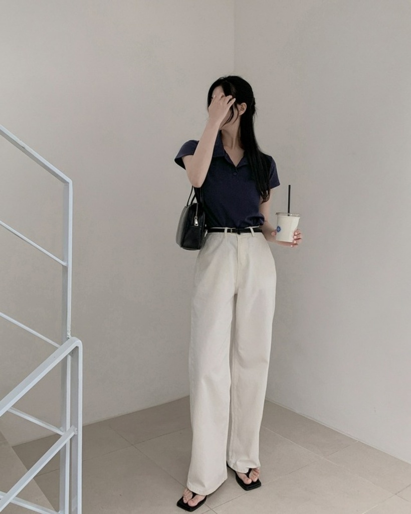 Áo thun cổ bẻ có thể tạo nên những set đồ lịch sự cho môi trường công sở. Ảnh minh họa.