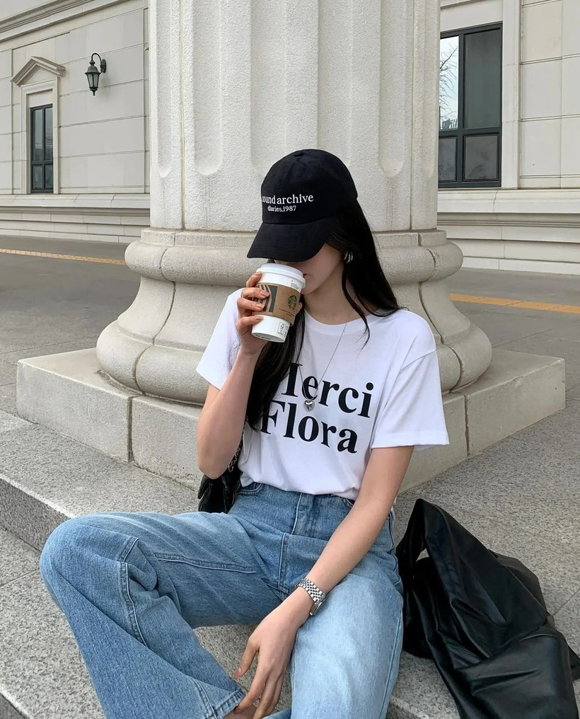 Áo thun và quần jeans là bộ đôi hoàn hảo cho mùa hè, mang đến vẻ ngoài trẻ trung và sành điệu. Ảnh minh họa.
