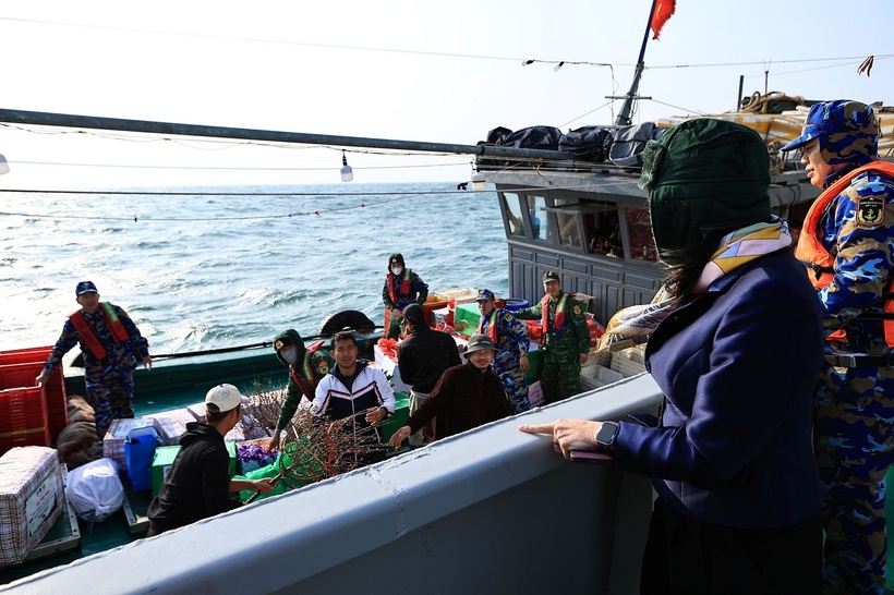 Đoàn công tác cùng những phần quà ý nghĩa đặc trưng của ngày Tết trên chuyến tàu chuyển đến chiến sỹ, bà con nhân dân trên huyện đảo Bạch Long Vĩ