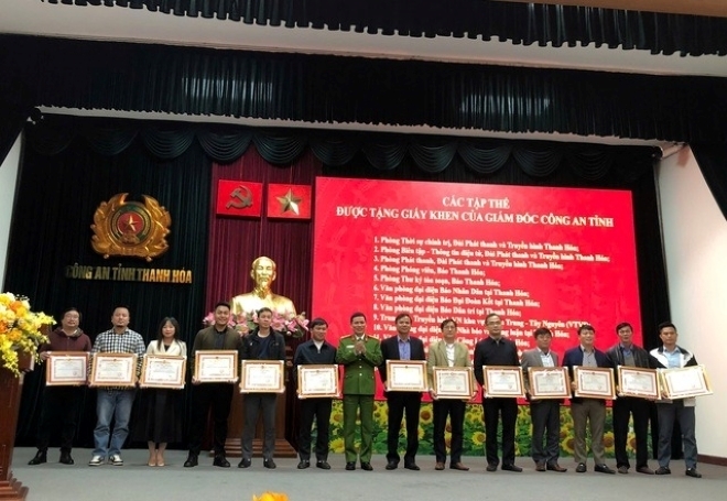 Đại diện các tập thể được Giám đốc Công an tỉnh Thanh Hóa tặng giấy khen vì có thành tích xuất sắc đột xuất trong công tác tuyên truyền bảo đảm ANTT trên địa bàn tỉnh Thanh Hóa.