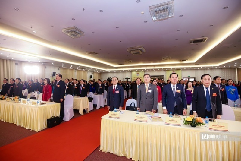 Các đại biểu thực hiện nghi thức chào cờ.