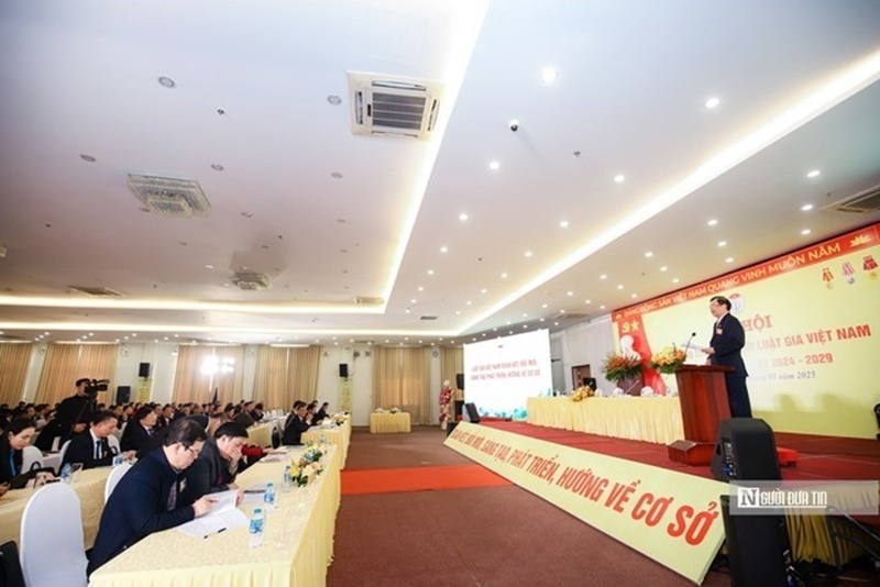 Các đại biểu tham quan triển lãm ảnh bên lề Đại hội.