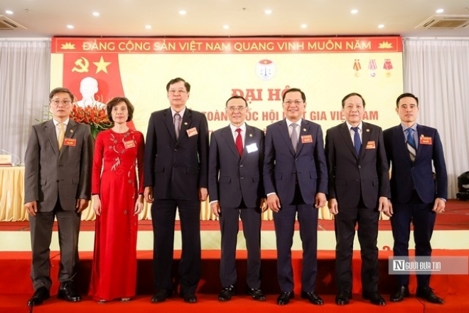 Đoàn Chủ tịch chụp ảnh lưu niệm.
